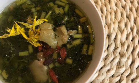にんじんの葉スープ　～このスープとオニギリでお昼はバッチリ～